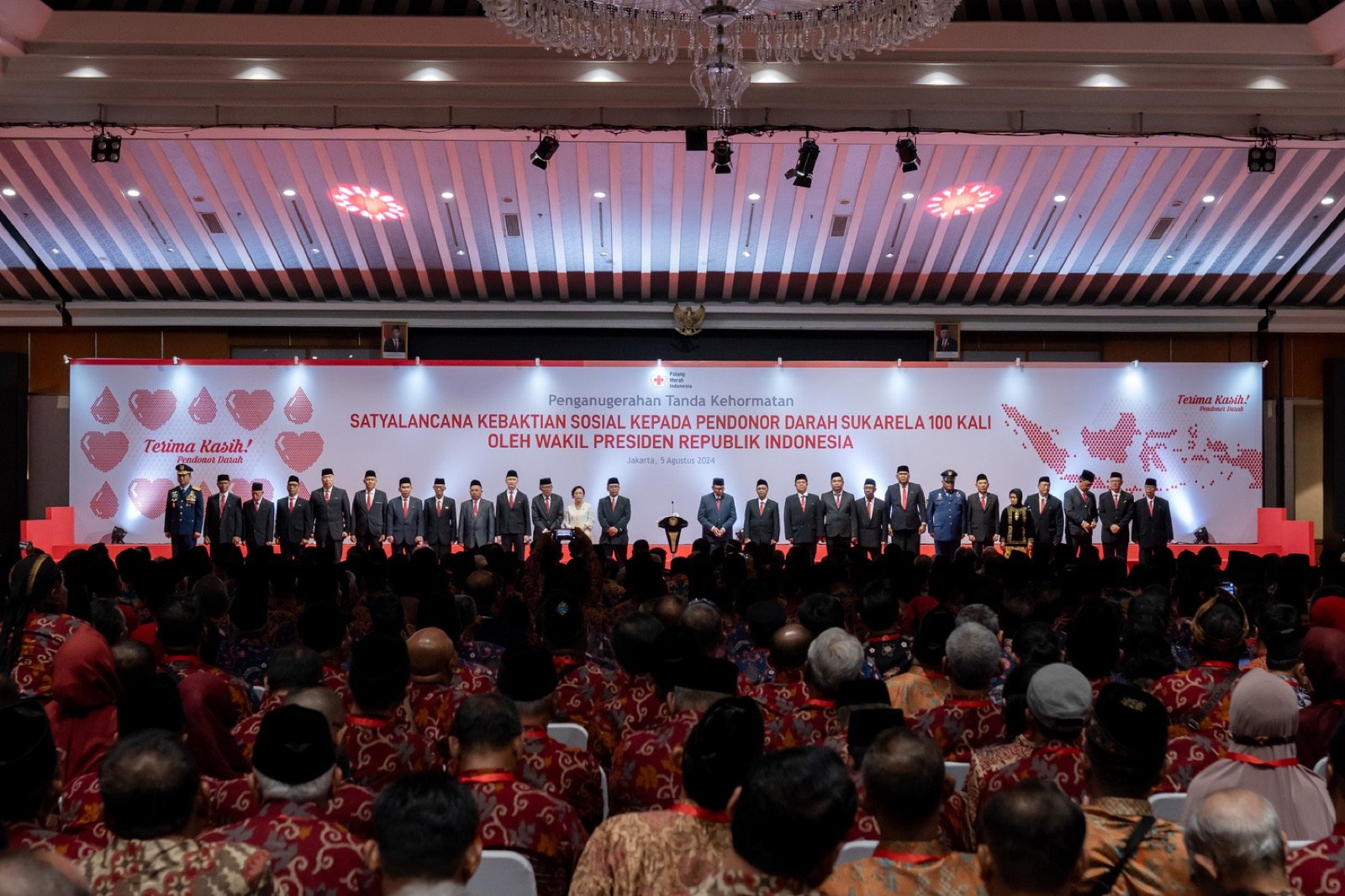 Penganugerahan Tanda Kehormatan Donor Darah Sukarela 100 Kali — PMI — Palang Merah Indonesia